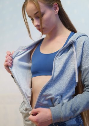 18 year old girl Arwen Gold loses her virginity after her car breaks down